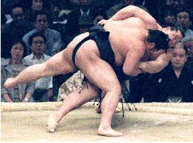 Kaio stays unbeaten at spring sumo